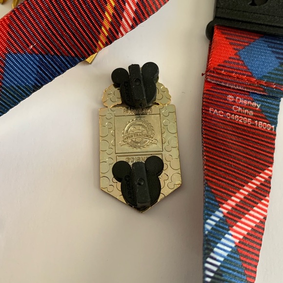 Disney VIP Tours - VIP lanyard medal - Picture 8 of 15